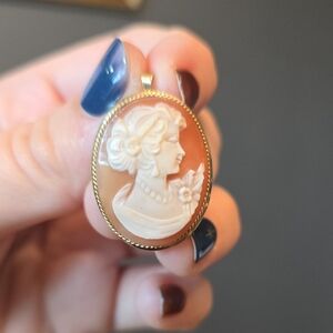 Elegant Cameo Pendant in Gold and Cream